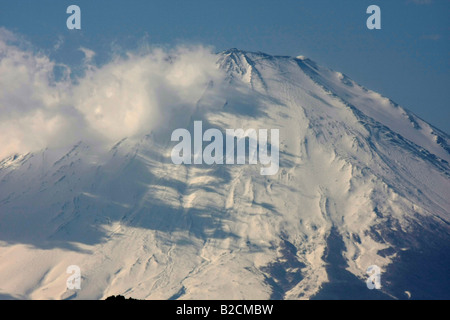 Haut de neige de Mt. Fuji avec des nuages au Japon Banque D'Images