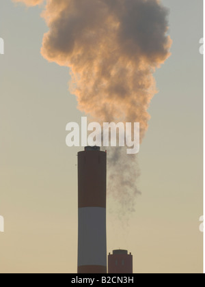 Avec des fumées de cheminée d'usine Banque D'Images