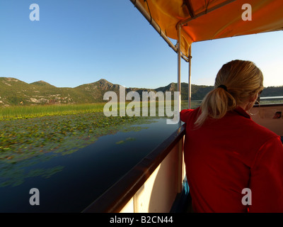 Femme sur un bateau sur le lac Skutari Banque D'Images