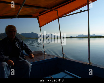 L'homme en bateau sur le lac Skutari Banque D'Images