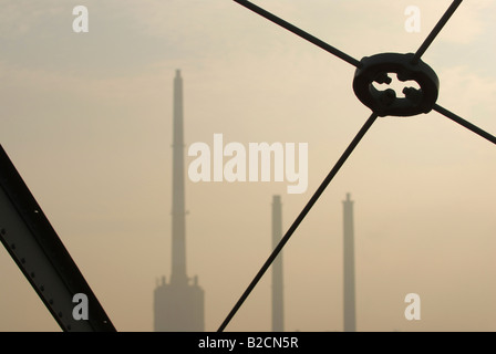 Cheminées de power station frémir, vue de l'ancien gazomètre Banque D'Images