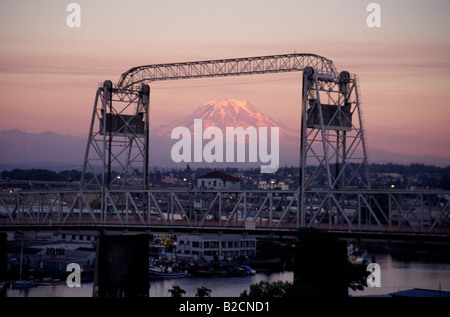 Mt Rainier partie de la chaîne des Cascades et la 11ème rue Bridge à marées et le Port de Tacoma Washington Banque D'Images