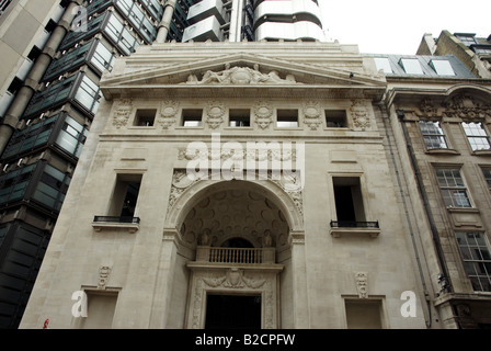 Entrée du vieux bâtiment de la Lloyds de Londres avec le nouveau bâtiment de la Lloyds en arrière-plan Banque D'Images