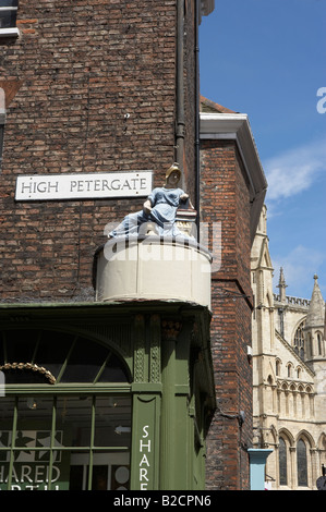 FIGURE STATUE DÉESSE MINERVA YORK MINSTER GATES HIGH PETERGATE ÉTÉ ANGLETERRE Royaume-uni UK Banque D'Images