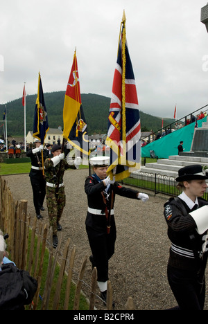 Les jeunes porteurs standard au Tynwald War Memorial Cérémonie 2008 Banque D'Images