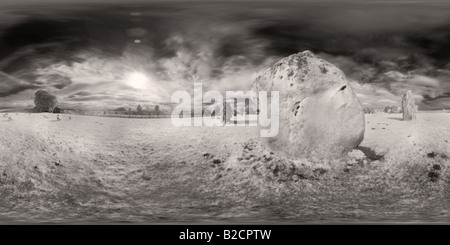 Vue panoramique à 360 degrés du monument d'Avebury dans le Wiltshire en Angleterre tourné en digital infrared Banque D'Images