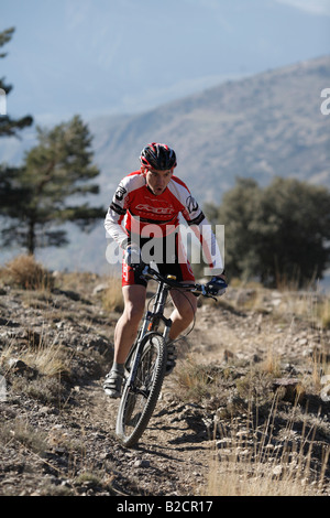 Vélo de montagne Alpinisme dans la gamme Sierra Nevada Banque D'Images