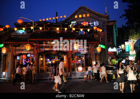 Un restaurant au bord du Lac Houhai dans Nuit Beijing Chine. 15-JUIL-2008 Banque D'Images