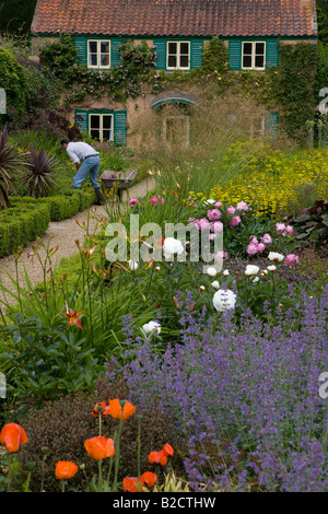 Au travail jardinier Jardin araignée à Hoveton Norfolk Hall Banque D'Images