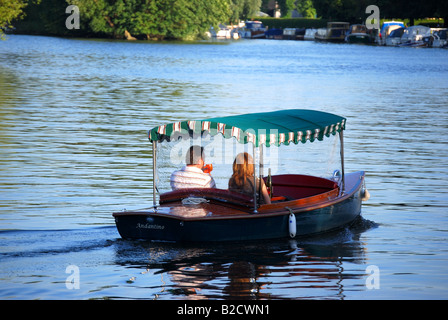 Croisière sur couple slipper Lancement le tamise, Henley-on-Thames, Oxfordshire, Angleterre, Royaume-Uni Banque D'Images