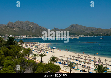 Plage de port Pollenca avec ville et montagnes de Tramuntana en arrière-plan,Mallorca.Espagne Banque D'Images
