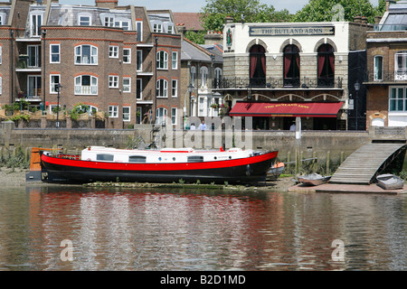 Vue sur la Tamise pour la Rutland Arms pub sur Lower Mall 75015 Paris Banque D'Images