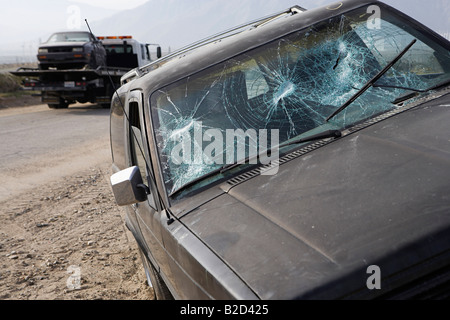 Voiture avec pare-brise cassé sur la route Banque D'Images