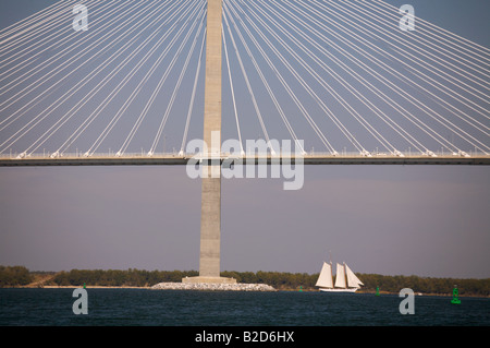 Tall Ship Esprit de Caroline du Sud passe sous le pont Arthur Ravenel en Caroline du Sud Charleston Harbor Banque D'Images