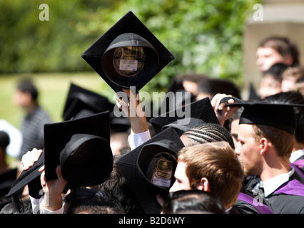 Les élèves jettent leurs cartes de mortier en haut à l'air après une certaine cérémonie, Université de Birmingham West Midlands England Banque D'Images