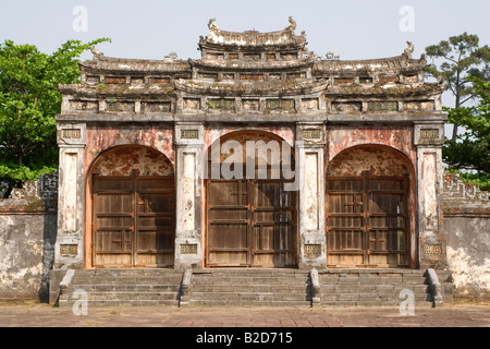 Un triple gate à l'honneur Cour de la tombe de Minh Mang à Hue, Vietnam. Banque D'Images