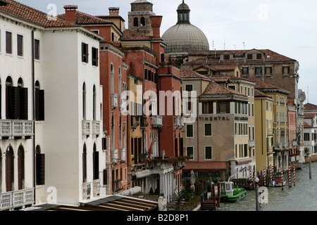 Une scène le long du Grand Canal à Venise Italie Banque D'Images