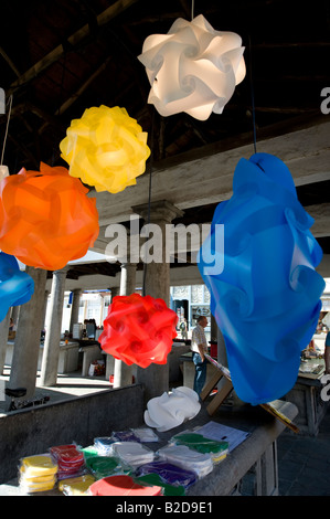 Certaines lampes colorées sont vendues à un stand au marché aux poissons de Bruges ou Vismarkt Banque D'Images