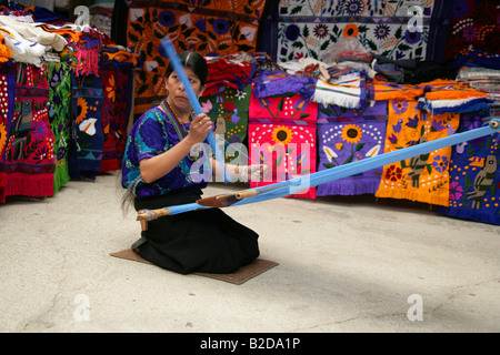 Zinacantan Femme tissant des matériaux traditionnels, San Lorenzo Zinacantan, Nr San Christobal de las Casas, Chiapas, Mexique Banque D'Images