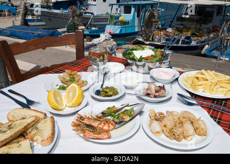 Au restaurant de fruits de mer Meze harbourside Chypre, l'Afrique Banque D'Images