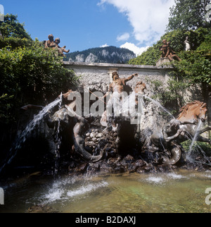 Poseidon Statue et fontaine par l'entrée de la grotte complexe ci-dessous, le château de Linderhof en Bavière Banque D'Images