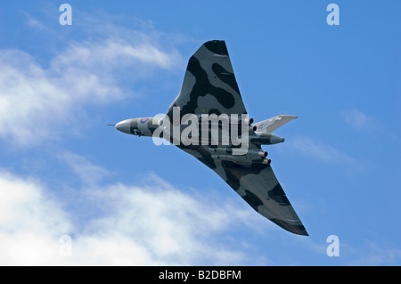 Un RAF Bomber Vulcan à aile delta en vol, vue de dessous la masse. Banque D'Images