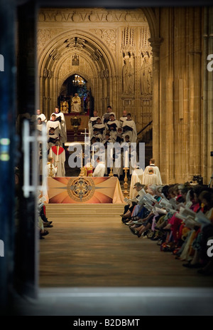 Les évêques et les conjoints assister à la Cathédrale de Canterbury service eucharistique Conférence de Lambeth 2008 de l'intérieur vers l'autel de la Cathédrale Banque D'Images