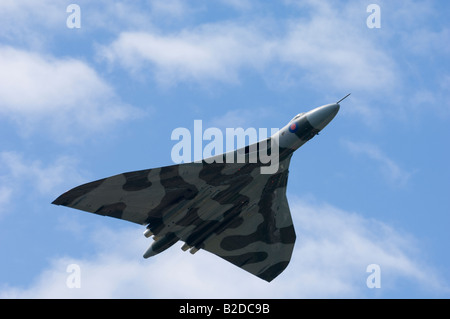 Un RAF Bomber Vulcan à aile delta en vol, vue de dessous la masse. Banque D'Images