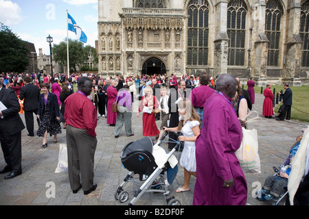 Les évêques de la Communion anglicane se rassemblent à l'extérieur de la Cathédrale de Canterbury après l'Eucharistie à la conférence de Lambeth Banque D'Images