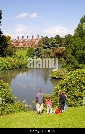 Les gens près du lac à Sandringham House,Sandringham Estate,Sandringham, Norfolk, Angleterre, Royaume-Uni (retrait de Sa Majesté la Reine) Banque D'Images