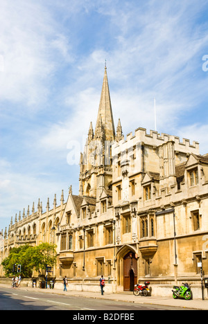 La flèche de l'église de l'université de St Marie la Vierge et de l'All Souls College, Oxford, Angleterre Banque D'Images
