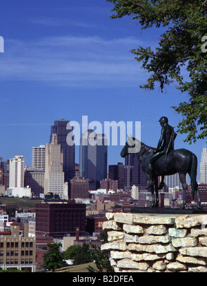 Kansas City Skyline avec lone figure à cheval sculpture Banque D'Images