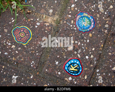 Street Art : Peintures sur le chewing-gum sur une rue de Londres Banque D'Images