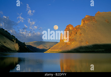 La pleine lune se couche sur Valley réservoir sur la Owyhee River le long de la frontière de l'Oregon Idaho dans l'Est de l'Oregon Banque D'Images