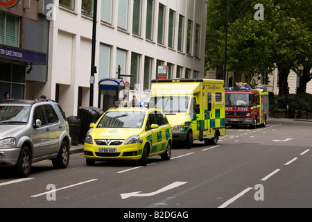 London Ambulance Service et London fire brigade assistant à une scène à la station de métro Lancaster Gate Banque D'Images