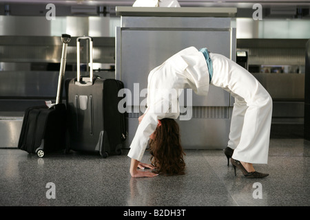 Young businesswoman faisant retour flip dans l'aéroport. Banque D'Images