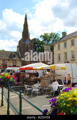 Uppingham Jour de marché montrant St Peter et St Paul, Place du marché, Uppingham, Rutland, Angleterre, Royaume-Uni Banque D'Images