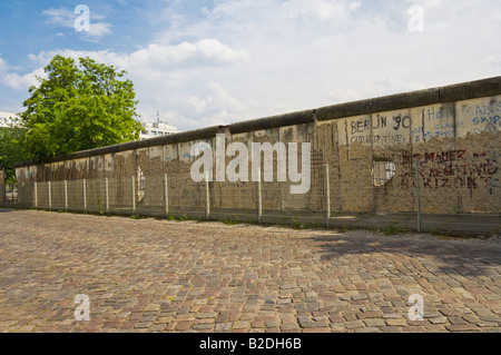 Reste du mur de Berlin près de Checkpoint Charlie Niederkirchner strasse Berlin city centre Allemagne Europe de l'UE Banque D'Images