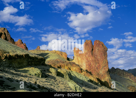 Vue d'Roostercomb Rock un affleurement de tuf volcanique à l'extrémité inférieure de Leslie Gulch Recreation Area Banque D'Images