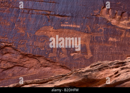 Pétroglyphes de chasse à l'ours sur la route de potasse près de Moab Utah Banque D'Images