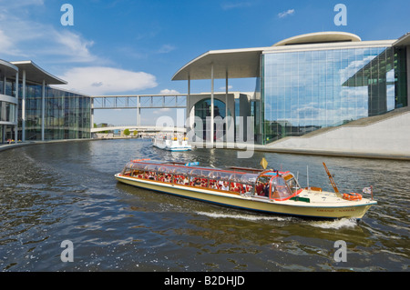 Bateau de croisière sur la Spree Lobe Paul haus et Marie Elisabeth Luders DBT bâtiment Berlin Allemagne Europe de l'UE Banque D'Images