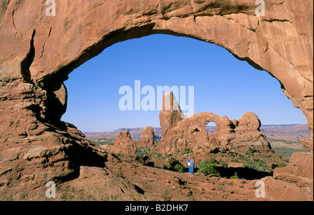 Un avis de passage de la tourelle à l'intermédiaire de l'écran de fenêtre les deux dans la section Windows de Arches National Park Banque D'Images