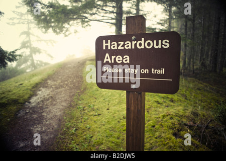 Zone dangereuse warning sign on Bodega Ridge trail Galiano Island Banque D'Images