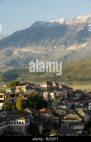 Gjirokastra, Albanie, vieille ville, montagnes Banque D'Images