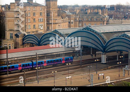 Vue en hauteur des quais de la gare York avec leurs toits incurvés. York. ROYAUME-UNI Banque D'Images