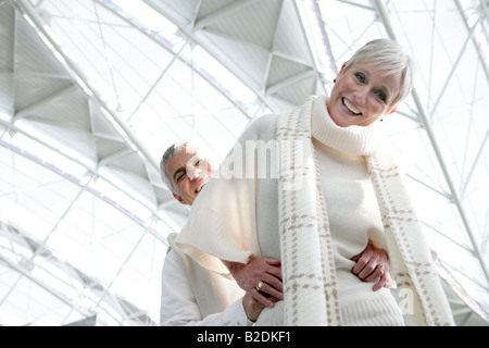 Mature Woman in airport. Banque D'Images