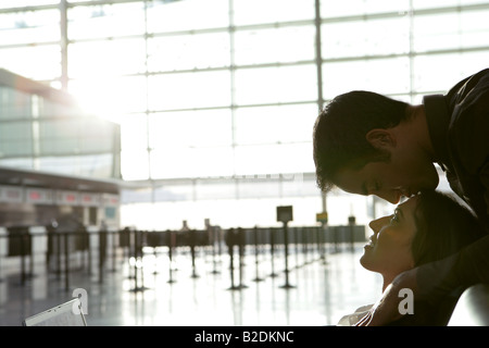 Young affectionate couple dans l'aéroport. Banque D'Images