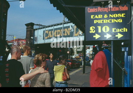 Les gens marcher dans Camden Market à Londres Banque D'Images