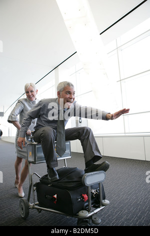 Young couple having fun in airport. Banque D'Images