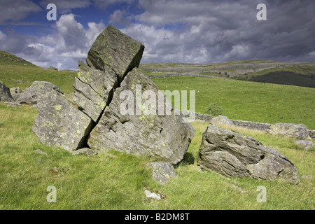 Erratiques glaciaires connu sous le nom de roches sur Norber Norber front près de Lowick Green dans le Yorkshire Dales U.K Banque D'Images